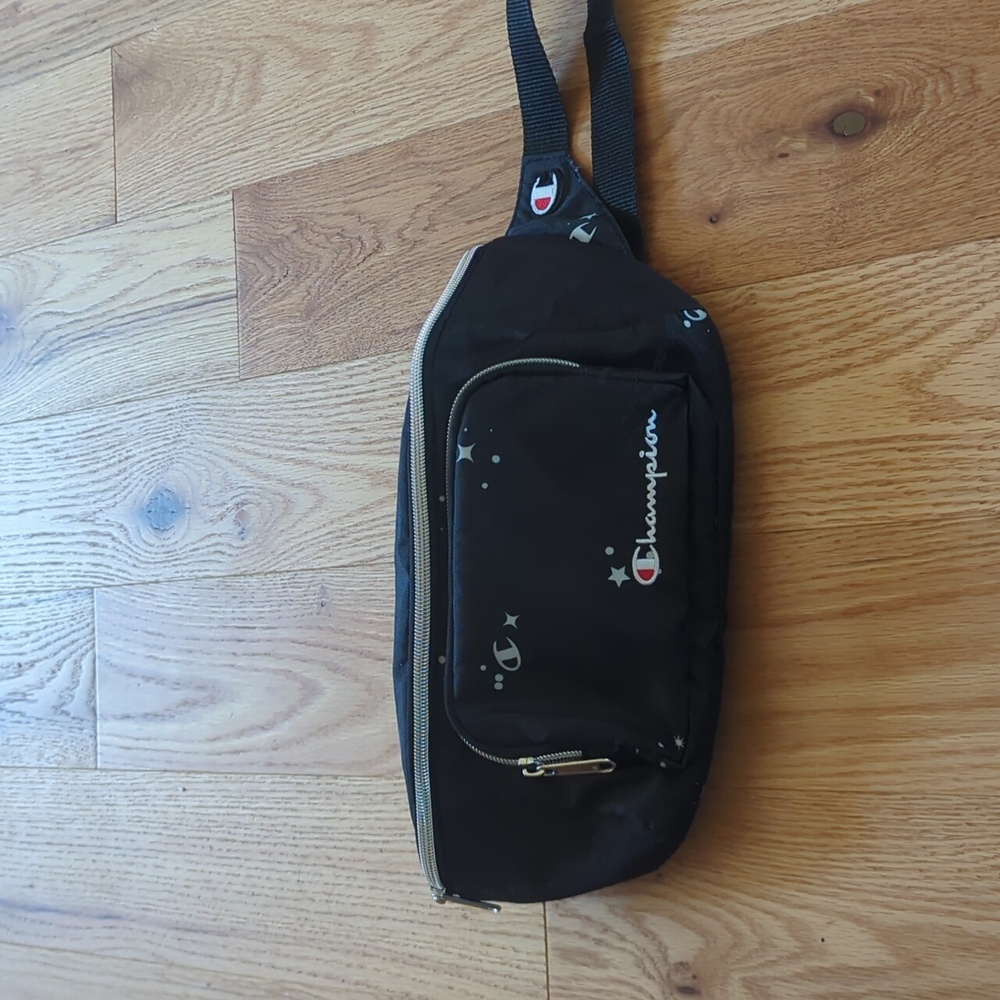Champion. Logoed Fanny Pack. Zippered | Adjustable.